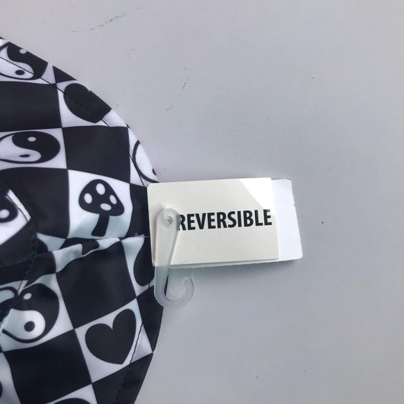 Reversible Bucket Ying Yang black heart polyester hat - Picture 3 of 10